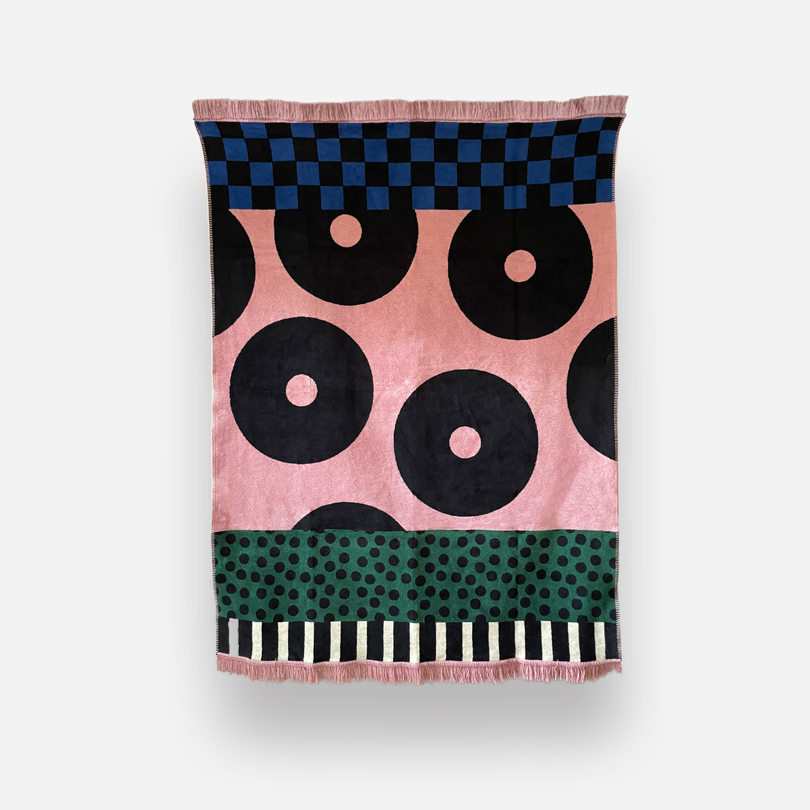 BlackDonought_front | Hogai Designerski koc bawełniany caregiver black donut, różowy w czarne pączki, geometryczny wzór od hogai.