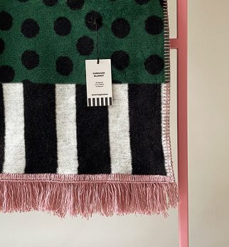 Designerski koc bawełniany Caregiver Green Point 150x200 cm – zielono-różowy geometryczny wzór od Hogai.