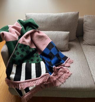 Designerski koc bawełniany Caregiver Green Point 150x200 cm – zielono-różowy geometryczny wzór od Hogai.