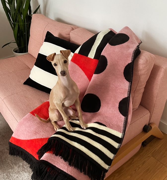 Designerski koc bawełniany Caregiver Pink B**bies, różowo-pomarańczowy, geometryczny wzór od Hogai.