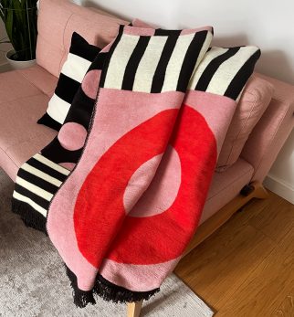 Designerski koc bawełniany Caregiver Pink B**bies, różowo-pomarańczowy, geometryczny wzór od Hogai.