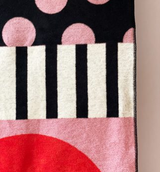 Designerski koc bawełniany Caregiver Pink B**bies, różowo-pomarańczowy, geometryczny wzór od Hogai.