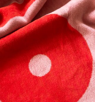 Designerski koc bawełniany Caregiver Pink B**bies, różowo-pomarańczowy, geometryczny wzór od Hogai.