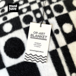 Koc op-art optic pool projektu maurycego gomulickiego dla hogai – nagrodzony must have na Łódź design festival.