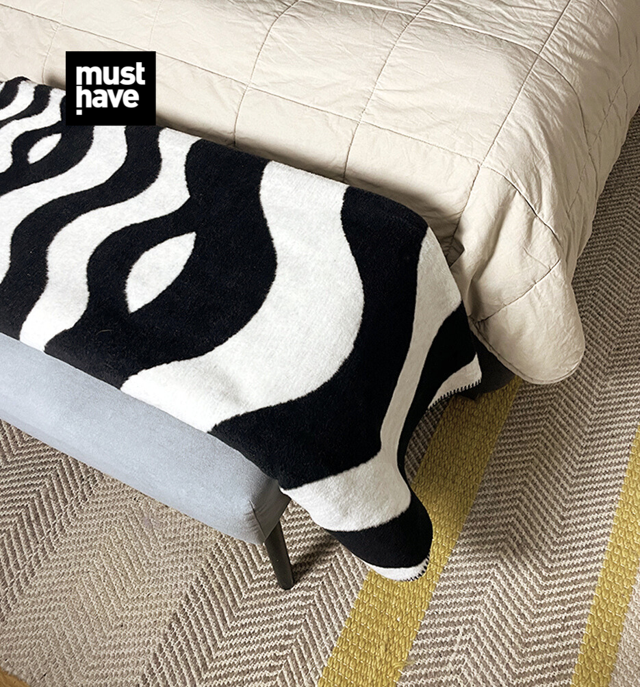 Koc op-art sea sunset projektu maurycego gomulickiego dla hogai – nagrodzony must have na Łódź design festival.