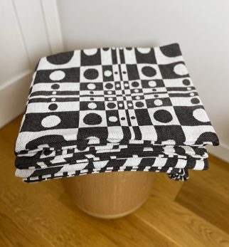 Narzuta Op-Art Optic Pool  165x210 cm projektu Maurycego Gomulickiego dla Hogai – nagrodzona Must Have na Łódź Design Festival.