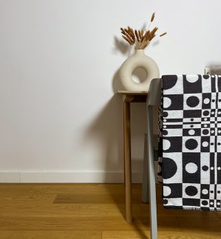 Narzuta Op-Art Optic Pool  165x210 cm projektu Maurycego Gomulickiego dla Hogai – nagrodzona Must Have na Łódź Design Festival.