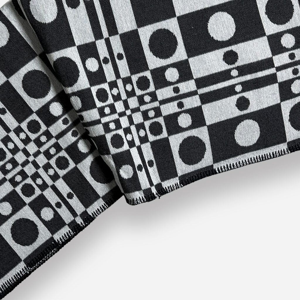 OpticPool_podl2 | Hogai Narzuta op-art optic pool 165x210 cm projektu maurycego gomulickiego dla hogai – nagrodzona must have na Łódź design festival.