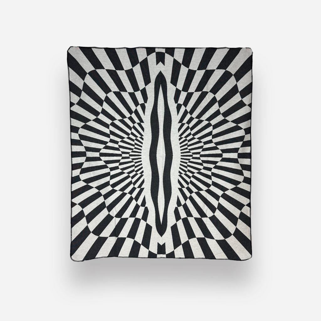 PowerPussy_back | Hogai Narzuta op-art power p*ssy 165x210 cm projektu maurycego gomulickiego dla hogai – nagrodzona must have na Łódź design festival.