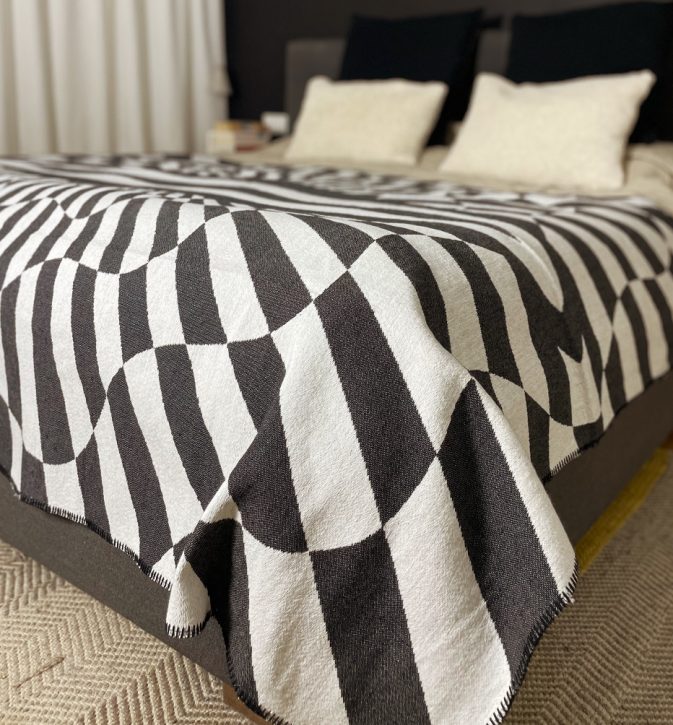 Narzuta Op-Art Power P*ssy 165x210 cm projektu Maurycego Gomulickiego dla Hogai – nagrodzona Must Have na Łódź Design Festival.