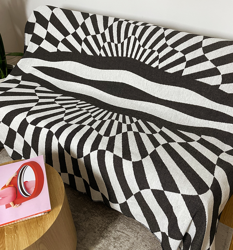 Narzuta op-art power p*ssy 165x210 cm projektu maurycego gomulickiego dla hogai – nagrodzona must have na Łódź design festival.