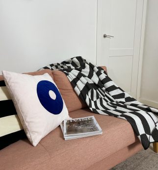 Narzuta Op-Art Power P*ssy 165x210 cm projektu Maurycego Gomulickiego dla Hogai – nagrodzona Must Have na Łódź Design Festival.