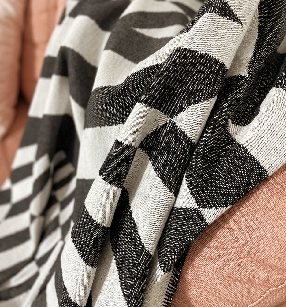 Narzuta Op-Art Power P*ssy 165x210 cm projektu Maurycego Gomulickiego dla Hogai – nagrodzona Must Have na Łódź Design Festival.