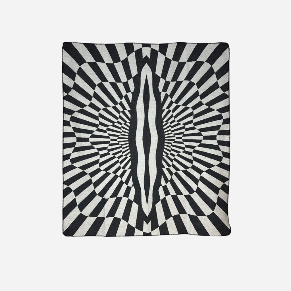 PowerPussy_front | Hogai Narzuta op-art power p*ssy 165x210 cm projektu maurycego gomulickiego dla hogai – nagrodzona must have na Łódź design festival.
