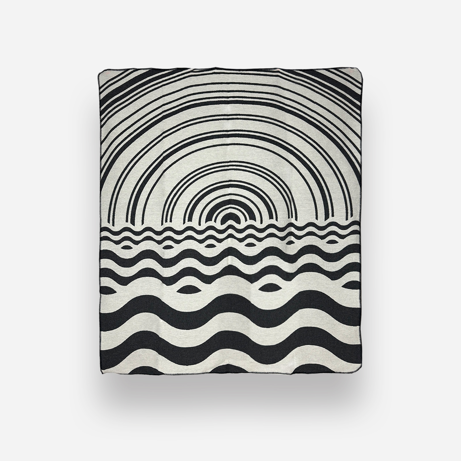 SeaSunset_back | Hogai Narzuta op-art sea sunset 165x210 cm projektu maurycego gomulickiego dla hogai – nagrodzona must have na Łódź design festival.
