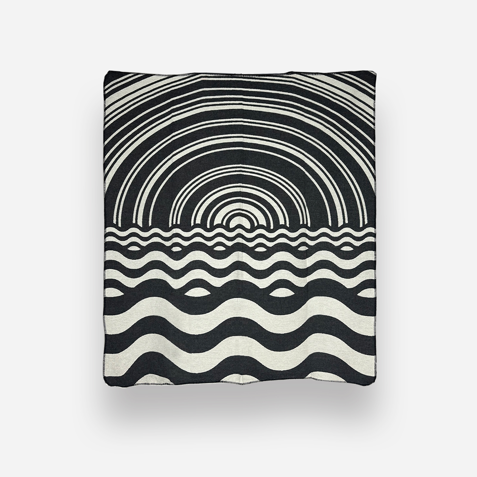 SeaSunset_front | Hogai Narzuta op-art sea sunset 165x210 cm projektu maurycego gomulickiego dla hogai – nagrodzona must have na Łódź design festival.