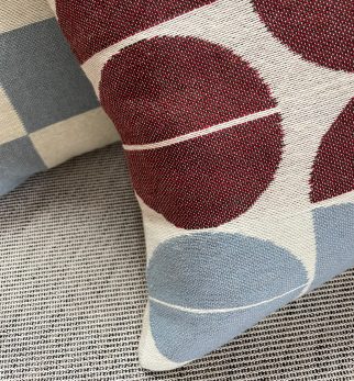 Zestaw żakardowych poduszek Hogai: Chess Blue, Bauhaus Burgundy.