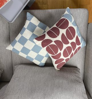 Zestaw żakardowych poduszek Hogai: Chess Blue, Bauhaus Burgundy.