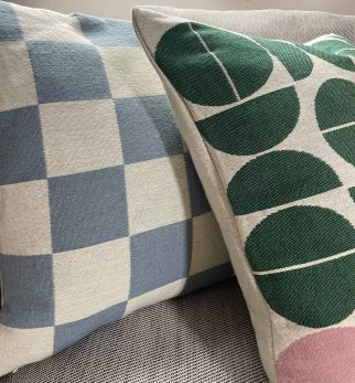 Zestaw żakardowych poduszek Hogai: Chess Blue, Bauhaus Green.