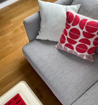 Czerwono-różowa poduszka Bauhaus Hogai – żakardowa poduszka z surowej bawełny w kontrastowy, geometryczny wzór.