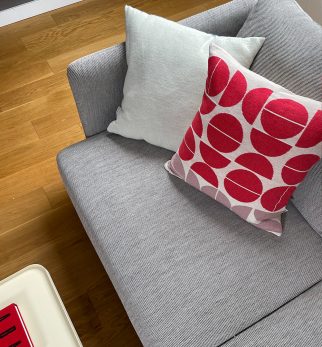 Czerwono-różowa poduszka Bauhaus Hogai – żakardowa poduszka z surowej bawełny w kontrastowy, geometryczny wzór.
