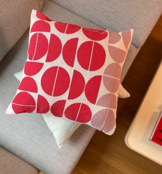 Czerwono-różowa poduszka Bauhaus Hogai – żakardowa poduszka z surowej bawełny w kontrastowy, geometryczny wzór.