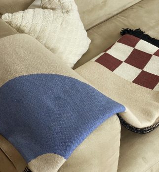 Designerska bawełniana narzuta na łóżko Caregiver Blue Cloud 165x210 cm – błękitno-beżowy geometryczny wzór od Hogai.