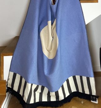 Designerska bawełniana narzuta na łóżko Caregiver Blue Cloud 165x210 cm – błękitno-beżowy geometryczny wzór od Hogai.