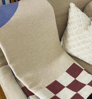 Designerska bawełniana narzuta na łóżko Caregiver Blue Cloud 165x210 cm – błękitno-beżowy geometryczny wzór od Hogai.