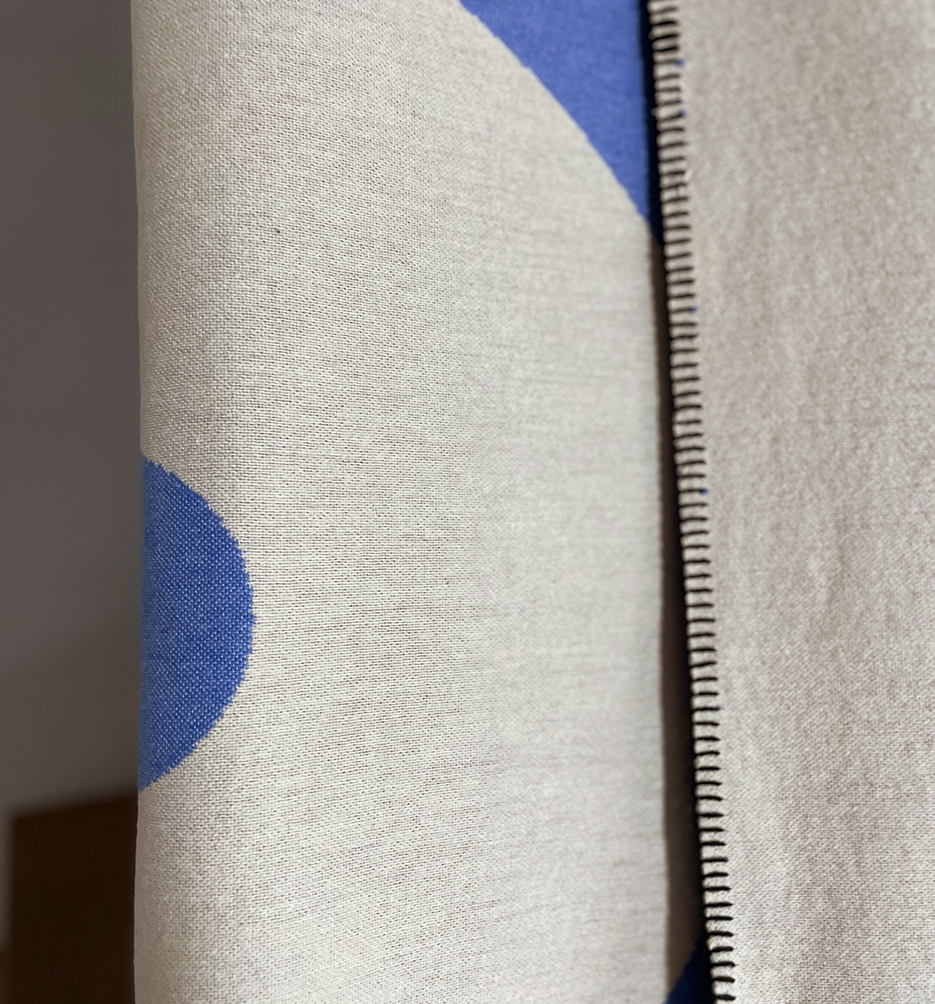 Designerska bawełniana narzuta na łóżko Caregiver Blue Cloud 165x210 cm – błękitno-beżowy geometryczny wzór od Hogai.