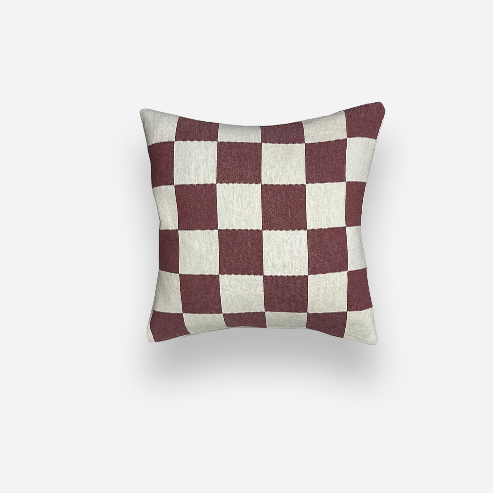 CHBR_f1 | Hogai Żakardowa poduszka chess burgundy hogai – ręcznie robiona poduszka z surowej przędzy w bordową szachownicę.
