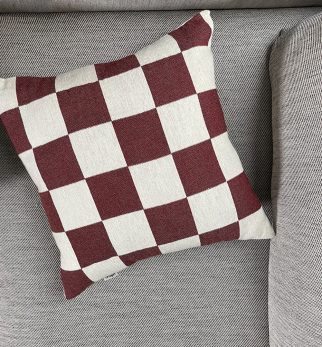 Żakardowa poduszka Chess Burgundy Hogai – ręcznie robiona poduszka z surowej przędzy w bordową szachownicę.