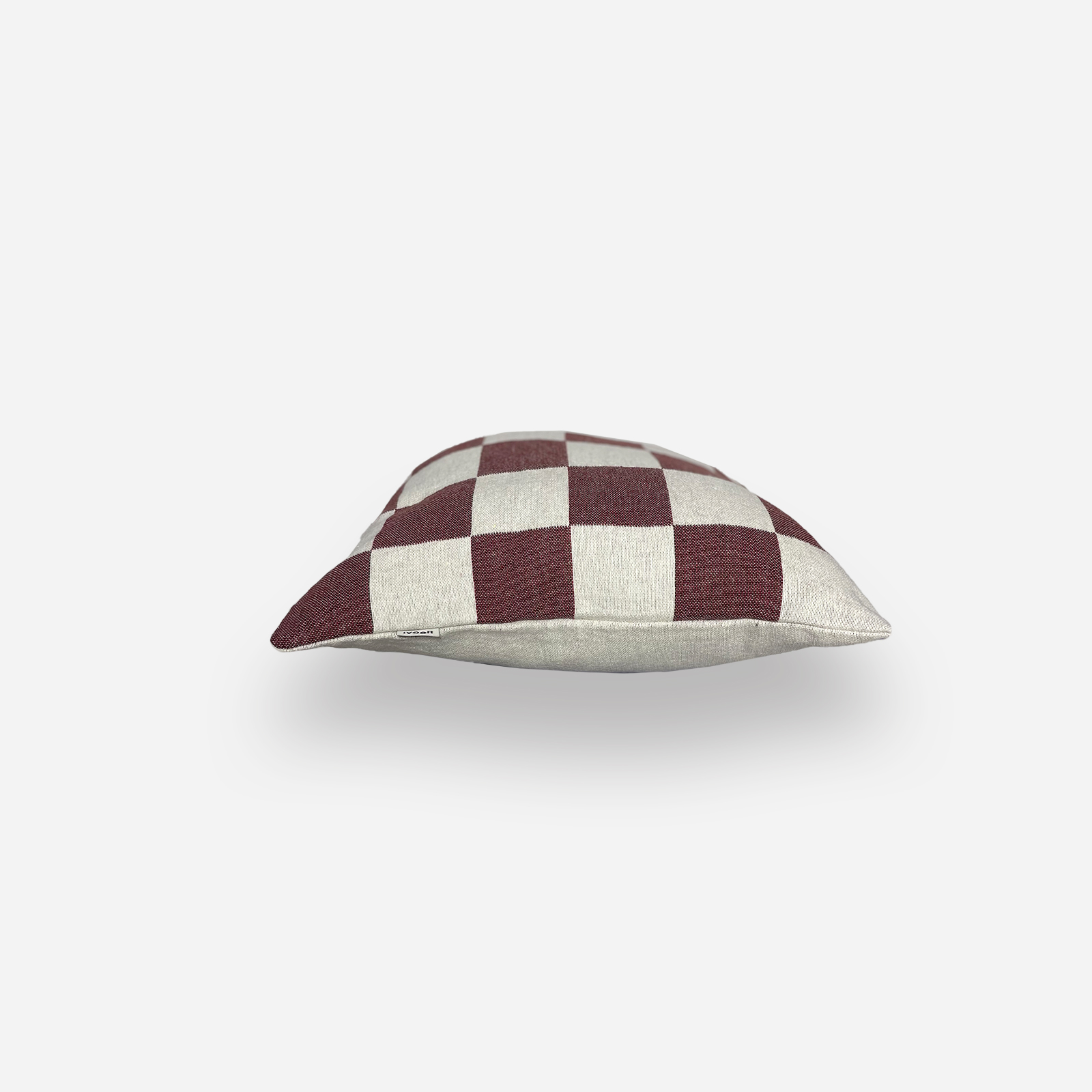 CHBR_ps1 | Hogai Żakardowa poduszka chess burgundy hogai – ręcznie robiona poduszka z surowej przędzy w bordową szachownicę.