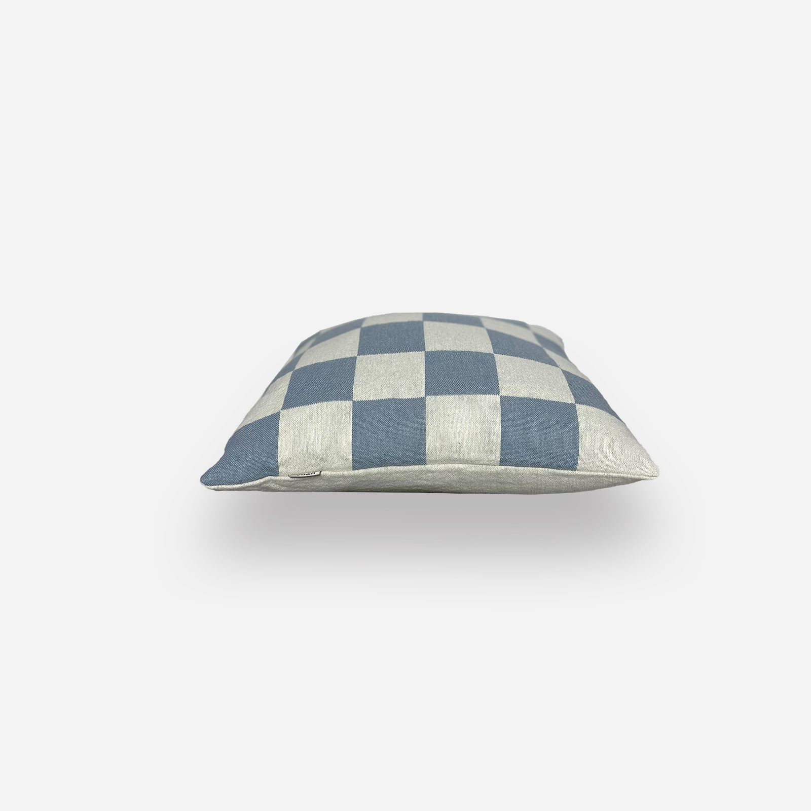 CHB_ps1 | Hogai Żakardowa poduszka chess blue hogai – ręcznie robiona poduszka z surowej przędzy w błękitną szachownicę.