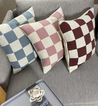 Zestaw żakardowych poduszek Hogai: Chess Blue, Chess Pink. Chess Burgundy
