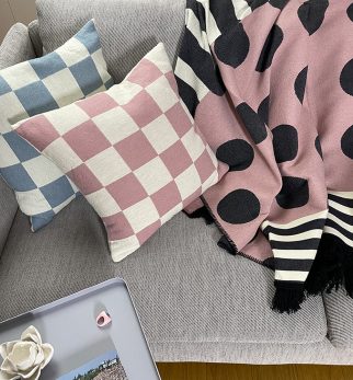 Żakardowa poduszka Chess Cushion Hogai – ręcznie robiona poduszka z surowej przędzy bawełnianej w różowa szachownicę.