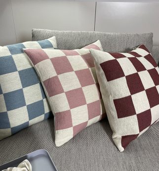 Zestaw żakardowych poduszek Hogai: Chess Blue, Chess Pink. Chess Burgundy