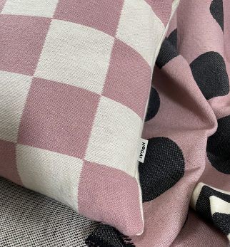 Żakardowa poduszka Chess Cushion Hogai – ręcznie robiona poduszka z surowej przędzy bawełnianej w różowa szachownicę.