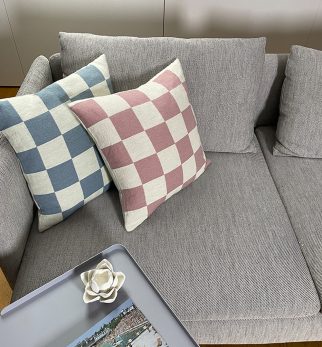 Zestaw żakardowych poduszek Hogai: Chess Blue, Chess Pink.
