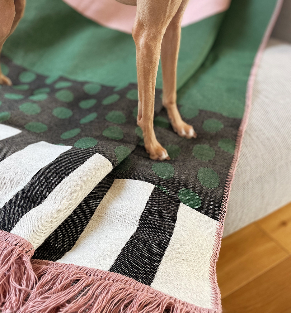 Designerska bawełniana narzuta na łóżko Caregiver Green Point 165x210 cm – zielono-różowa, geometryczny wzór od Hogai.