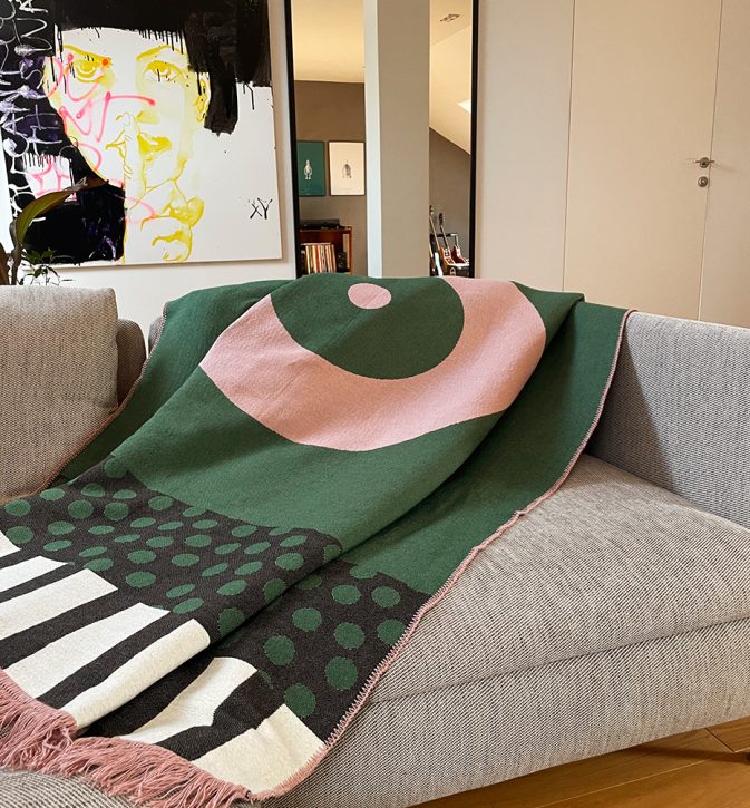 Designerska bawełniana narzuta na łóżko Caregiver Green Point 165x210 cm – zielono-różowa, geometryczny wzór od Hogai.