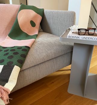 Designerska bawełniana narzuta na łóżko Caregiver Green Point 165x210 cm – zielono-różowa, geometryczny wzór od Hogai.