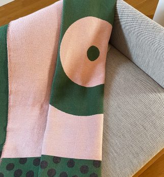 Designerska bawełniana narzuta na łóżko Caregiver Green Point 165x210 cm – zielono-różowa, geometryczny wzór od Hogai.