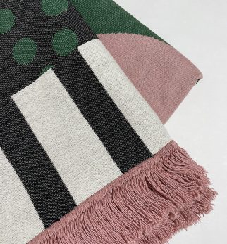 Designerska bawełniana narzuta na łóżko Caregiver Green Point 165x210 cm – zielono-różowa, geometryczny wzór od Hogai.