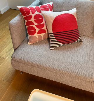 Zestaw żakardowych poduszek Hogai: Lines Red, Bauhaus Red.