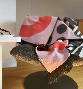 Designerska bawełniana narzuta na łóżko Caregiver Pink B**bies 165x210 cm – różowo-pomarańczowa, geometryczny wzór od Hogai.