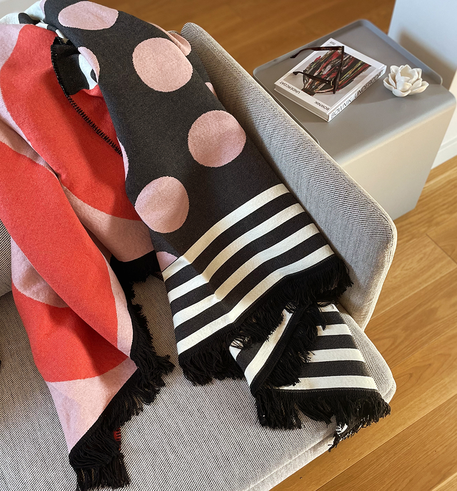PinkBoobies_k_detal15 | Hogai Designerska bawełniana narzuta na łóżko caregiver pink b**bies 165x210 cm – różowo-pomarańczowa, geometryczny wzór od hogai.
