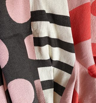 Designerska bawełniana narzuta na łóżko Caregiver Pink B**bies 165x210 cm – różowo-pomarańczowa, geometryczny wzór od Hogai.