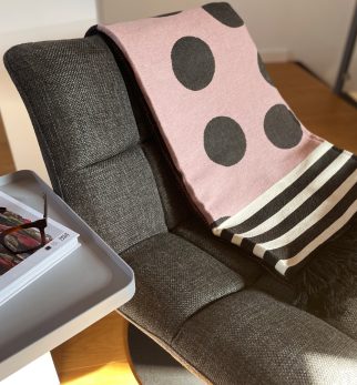 Designerska bawełniana narzuta na łóżko Caregiver Pink B**bies 165x210 cm – różowo-pomarańczowa, geometryczny wzór od Hogai.