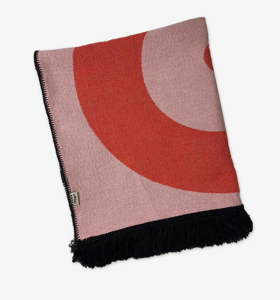 PinkBoobies_k_podl1a | Hogai Designerska bawełniana narzuta na łóżko caregiver pink b**bies 165x210 cm – różowo-pomarańczowa, geometryczny wzór od hogai.